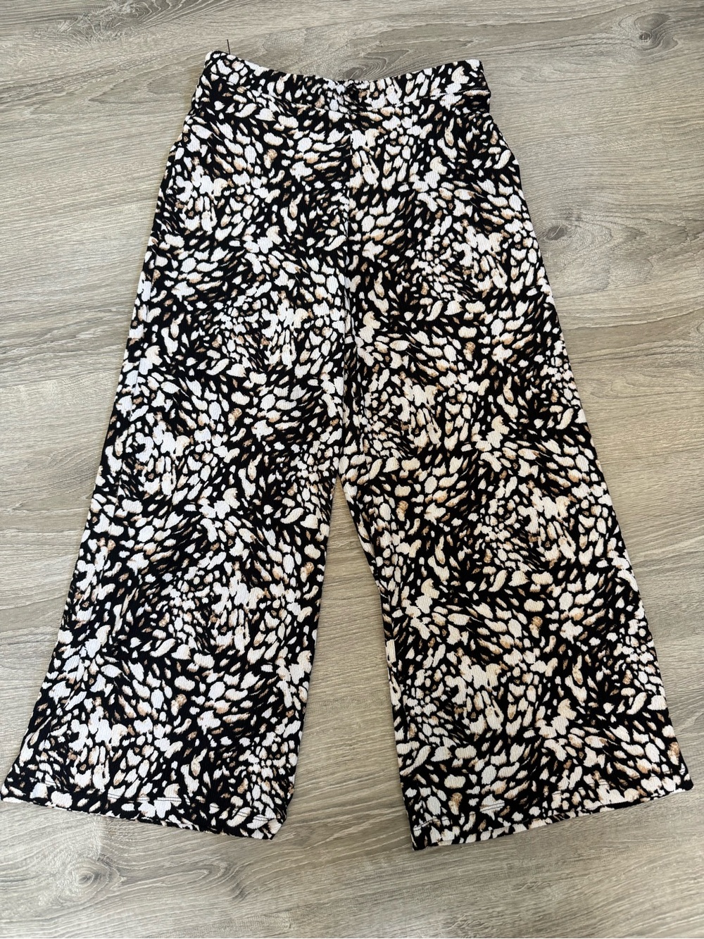 Tahari Animal Print Ribbed Wide-Leg Palazzo Pants - Picture 2 of 8